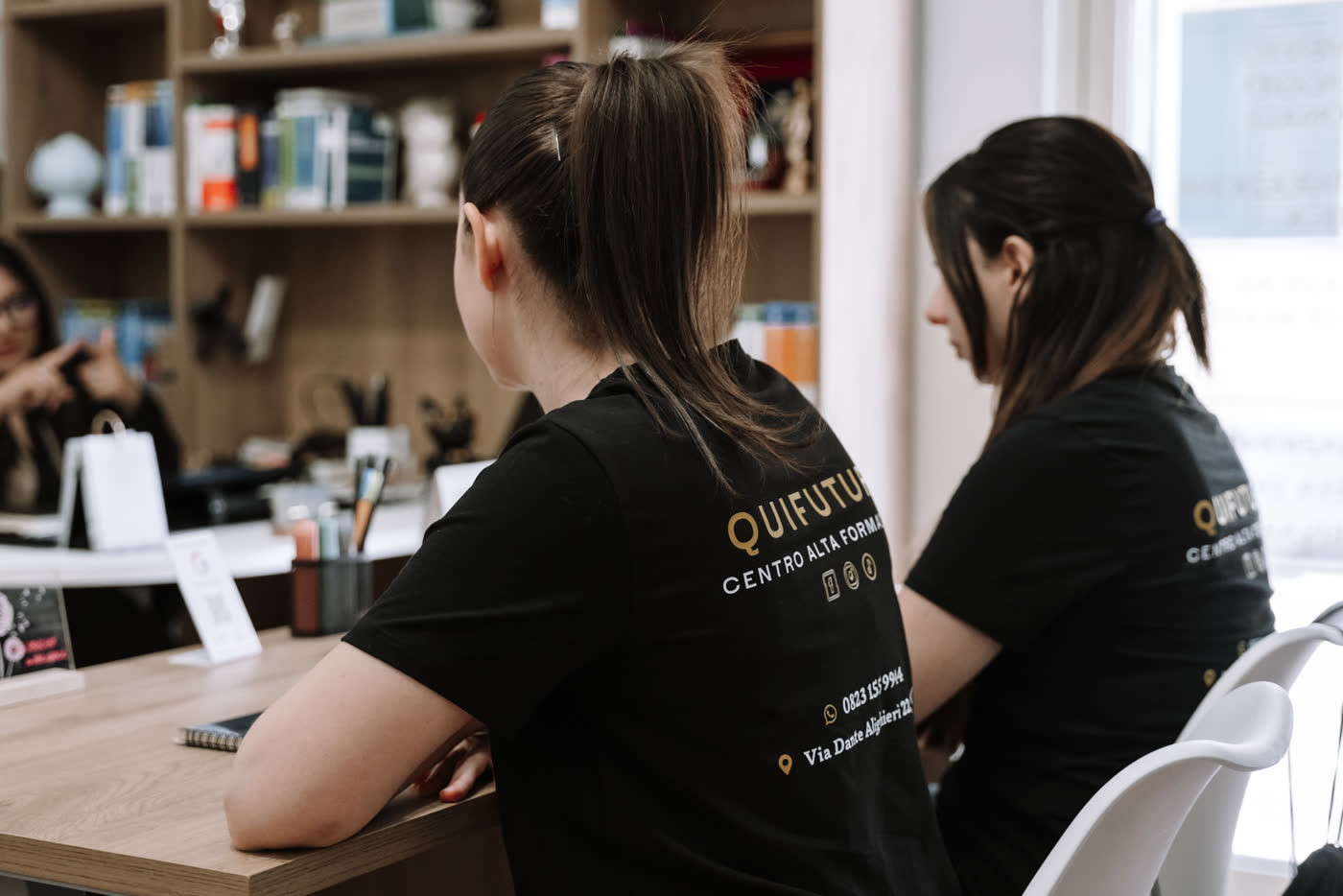 Studenti QuiFuture durante una consulenza in sede